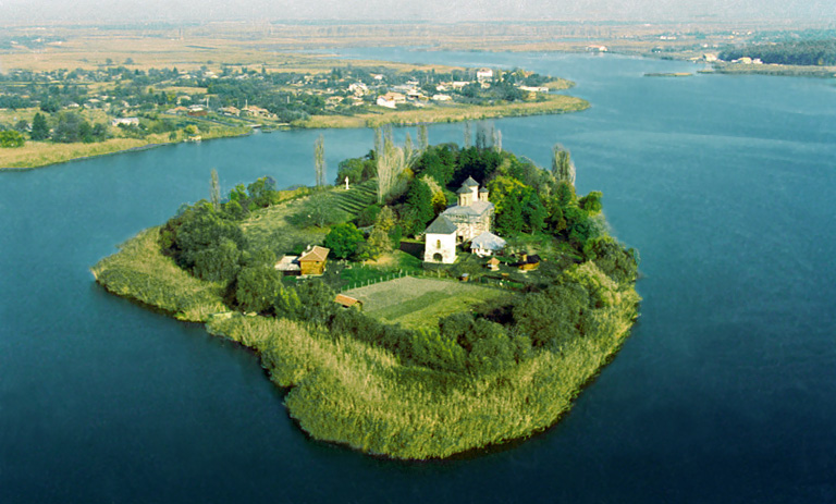 Lacul-Snagov-cu-insula-by-adrianexcelent