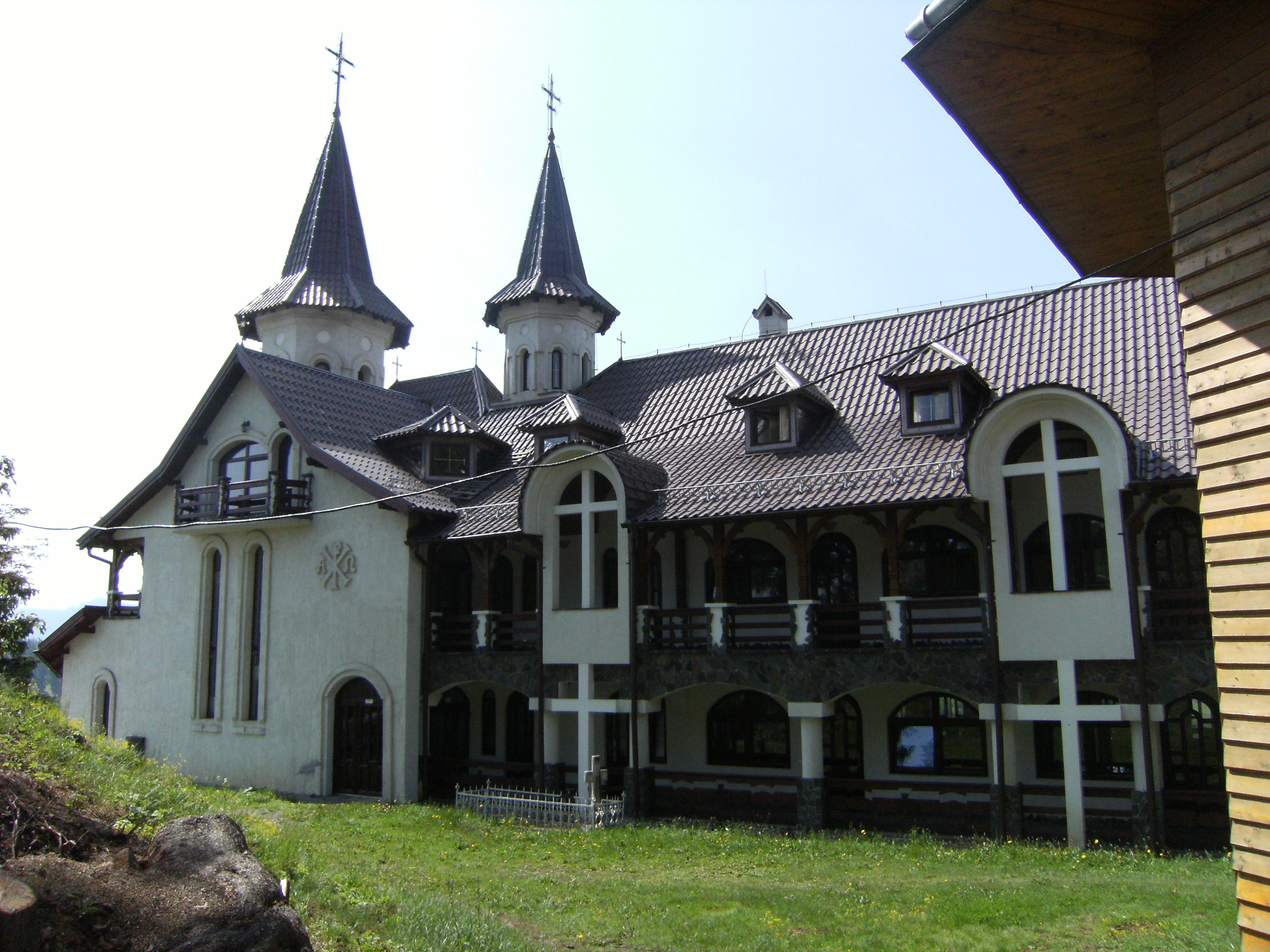 Manastirea_Nasterea_Maicii_Domnului_din_Piatra_Fantanele,_judetul_Bistrita-Nasaud5