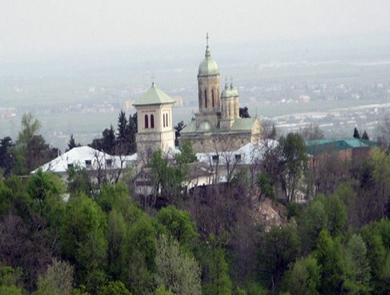 Manastirea-Dealu-Mare-2-550x415